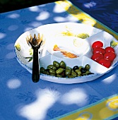 Vorspeisenteller mit grünen Oliven u nd Kirschtomaten