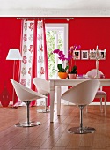 Esszimmer in rot, schlichte Schalenstühle und Holztisch