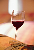 Glas mit Rotwein, Still, Merlot aus Pomerol im Bordelais, Frankreich