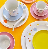 Geschirr-Sets in fröhlichen Farben von "Candy Colours", bunt