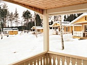 Lappland, Hüttendorf Kolgaden im Winter, Schnee, Holzhäuser, gelb