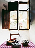 Fenster, gedeckter Tisch mit Speisen Finca auf Mallorca, Spanien