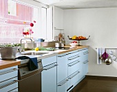 Küche bei Textildesigner M. Leuthold Zuhause, hellblaue Möblierung