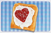 Quark mit Marmelade auf Toast, Herzform, Symbol, Liebe, verliebt sein