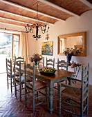 Eßzimmer mit mallorquinischen Möbeln farbig gewischt, Fliesen, Holzdecke