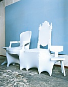 Stühle + Tische mit Planen überzogen vom Designer Jurgen Bey