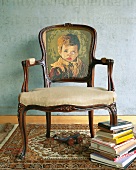 alter Stuhl mit abgebrochenem Bein, Bücher, Kunst Designer Jurgen Bey