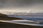 Wellen laufen auf den Strand 