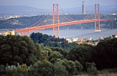 Lissabon: die Brücke Ponte 25 de Abril über den Tejo.