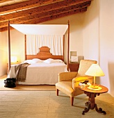 Schlafzimmer mit Himmelbett in einer Finca auf Mallorca, Hotelzimmer