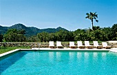 Swimming-Pool der Finca Son Gener Landhotel auf Mallorca, Liegestühle
