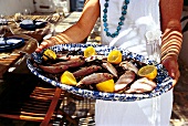 Meerbarben auf Seetang, serviert auf Schale, Griechenland, ohne Rezept