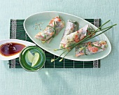 Asia-Wrap mit Shrimps, in Reisblätterpapier gerollt, Studio