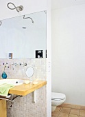 Wandscheibe mit Waschtisch und Spiegel, Detail