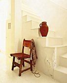 Flur im mallorquinischen Stil, weiße Treppe, Stufen, Stuhl, Vase