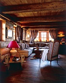 Rustikaler Wohnbereich im Chalet, Decke, Wände u Treppe  aus Holz