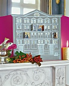 Weihnachtlicher Kalendernachbau einer Villa aus Pappe