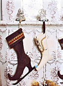 Stiefel und Schlittschuh hängen an der Wand, Nikolausstiefel