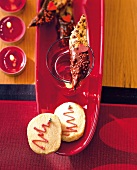 Kekse in länglicher, roter Schale aus Glas