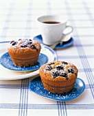 Muffins mit Blaubeeren und Tasse Kaffee