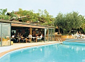 Ligurien, Lunch im Hotel Relais San Damian, Hotelgäste vor Pool