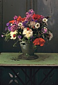 Blumenstrauß mit Sommerblumen in Eimer, Dekoration, Studio, innen