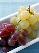 Balance. Rote und grüne Weintrauben