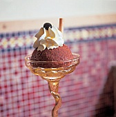 Tartufo-Eis  in einer Schale in , einer Eisdiele, mit Sahnehaube