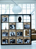 Foto-Galerie mit Stauraum, Regal Expedit von Ikea, Fotos auf Kartons