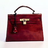rote Handtasche mit Schloß, Leder, Still, Studio, Freisteller, frontal