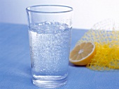 Balance. Glas Mineralwasser