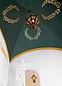 Dunkelblau gestrichenes Kreuzgewölbe mit Lorbeerkranzmotiven