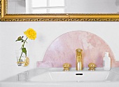 Rosane Marmorplatte als Spritzschutz hinter dem Waschbecken