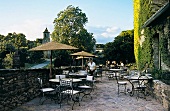 Terrasse des Restaurants des Schlosses Villarlong