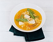 Safran-Reis-Suppe mit Lachswürfeln