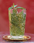 Orientalisches Glas mit grünem Minztee