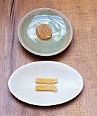 Kandierte Früchte auf einem runden und einem ovalen Teller