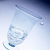 Glas mit Wasser 