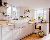 Helle Küche mit Fenster und Tür zum Garten, Fliesenboden