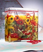 Paprika-Oliven-Röllchen süß-sauer eingelegt im quadratischen Glas