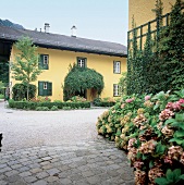 gelbes Landhaus, Gutshof, sommerlich bei Salzburg am Attersee