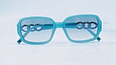 Blaue Sonnenbrille im sixties look 