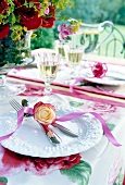Geschirr als Tischdekoration, pinkfarbene Satinbänder