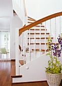 weiße Treppe mit Holzstufen 