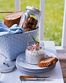 Vorbereitetes Picknick mit Brot, Fleischbällchen und Frischkäse-Creme