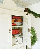 Weihnachtsgeschenke versteckt im Schrank, Weihnachtsdeko