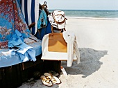 Tasche und Kleidung an einem Strandkorb in Hohwacht, Ostsee