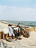 Fahrrad mit Kleidung und Rucksack am Strand von Hohwacht an der Ostsee