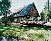 Typisches Haus im Spreewald aus Holz Holzhaus, Paddelboote aufgereiht