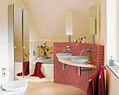 Badezimmer mit zwei Waschbecken Mauer mit roten Mosaiksteinen